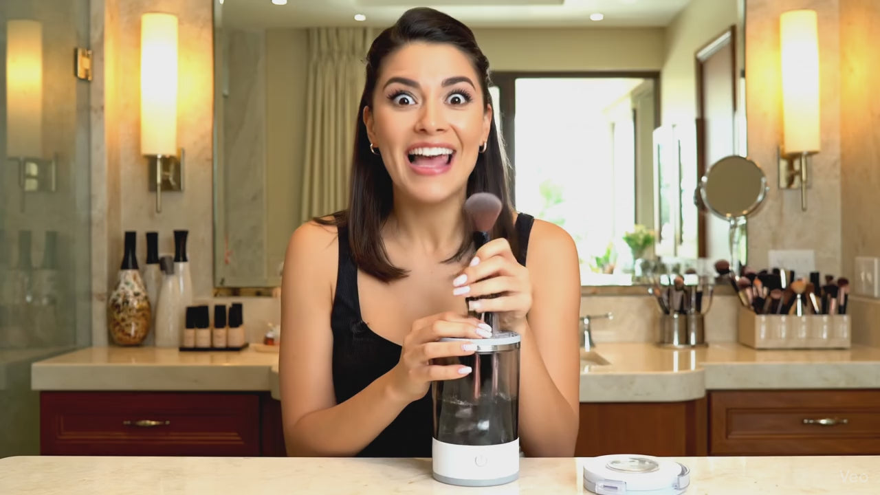 Cargar video: Gracias a su potente motor TurboBrush, realiza una limpieza más eficiente, profunda y en menor tiempo